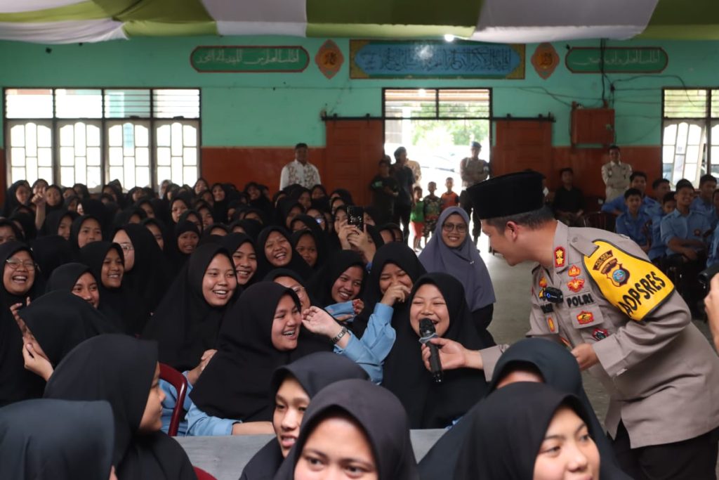 Usai Memotivasi, AKBP Yasir Ajak Santri PDM Bernyanyi Syahdu