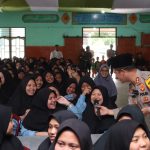 Kapolres Tapsel, AKBP Yasir Ahmadi, saat mengajak santri PDM bernyanyi syahdu mengenang perjuangan menuju kesuksesan