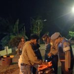 Kapolsek Batunadua, AKP Andi Gustawi, dan anggota saat memeriksa salah satu sepeda motor yang melintas