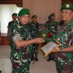 Dandim 0212/Tapsel, Letkol Inf Amrizal Nasution, memberikan cinderamata dan Piagam ke Kapten Inf Mariyanto yang akan memasuki Purna Bakti sebagai bentuk penghargaan atas dedikasi dan tanggungjawab selama bertugas di lingkungan TNI AD khususnya Kodim 0212/Tapsel
