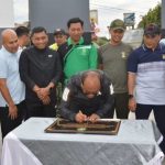 Dandim 0212/Tapsel, Letkol Inf Amrizal Nasution, bersama Ketua DPRD Padangsidimpuan, Siwan Siswanto, Kapolres Padangsidimpuan AKBP Dudung Setyawan, Danyonif 123/Rajawali Letkol Inf Emick Chandra Nasution, Kajari Padangsidimpuan, Lambok MJ Sidabutar, Wakil Ketua DPRD Padangsidimpuan, Rusyidi Nasution, dan lainnya menyaksikan Pj Wali Kota Padangsidimpuan, Letnan Dalimunthe, meresmikan langsung Alun-alun Alaman Bolak dan CFD