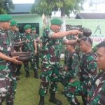 Dandim 0212/Tapsel, Letkol Inf Amrizal Nasution, melakukan penyiraman air bunga dari sumber mata air di Tabagsel ke personel baru dalam rangka memohon berkah dan rahmat Tuhan agar dibersihkan dari segala keburukan