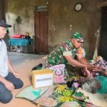 Babinsa Koramil 08/Brn saat menyalurkan paket sembako dari Dandim 0212/Tapsel ke masyarakat Pra Sejahtera