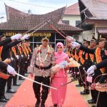 Sosok AKBP Yasir Ahmadi dan istri disambut tradisi pedang pora saat hari pertama menjabat sebagai Kapolres Tapsel