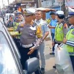Kasat Lantas Polres Tapsel, AKP Danil Saragih, berbagi nasi kotak ke pengguna Jalan yang mematuhi peraturan lalu lintas sebagai reward dalam program Jumat Berkah