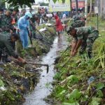 Prajurit Kodim 0212/Tapsel saat gotong royong bersihkan Jalan dan saluran air bersama masyarakat di Kelurahan Sihitang, Kota Padangsidimpuan