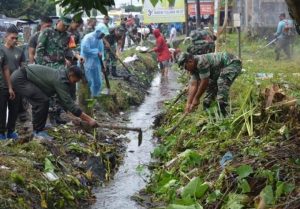 Patut Dicontoh, Prajurit Kodim 0212/Tapsel Gotong Royong Bersihkan Jalan dan Saluran Air