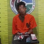 Tersangka saat menunjukkan barang bukti usai diamankan Tim Opsnal Sat Resnarkoba Polres Padangsidimpuan
