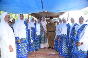 Bupati Tapsel dan Ketua TP PKK Kompak Hadiri Pengajian BKMT di Desa Saro Godung