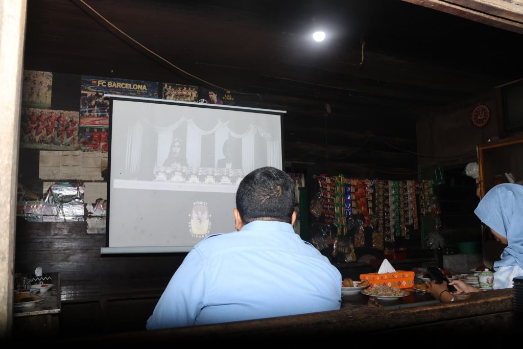 Dolly Pasaribu Nonton Bareng Debat Cawapres Bersama Warga Angkola Barat