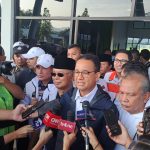Anies Baswedan bersama Ketua TPD AMIN Sumut, Edy Rahmayadi, Ketua TPD Tapsel, M Yusuf Siregar, para Ketua Partai dan lainnya, dalam sesi wawancara setiba Bandara FL Tobing Tapanuli Tengah, sebelum menggelar Kampanye Akbar di Lapangan Bagas Godang, Kecamatan Angkola Muaratais