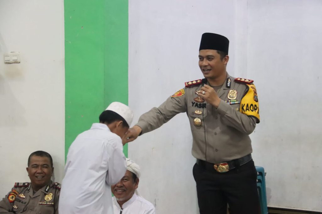 Senyum Penuh Motivasi AKBP Yasir Ahmadi ke Santri
