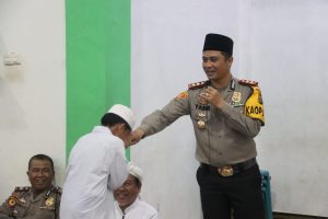 Senyum Penuh Motivasi AKBP Yasir Ahmadi ke Santri