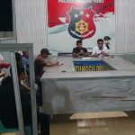 Penyidik Polsek Batang Toru saat proses pemberian penangguhan penahanan kepada 4 tahanan