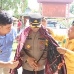 Kapolres Tapsel, AKBP Yasir Ahmadi, diulosi Camat dan Tokoh Adat saat hendak bersilaturahmi dan temu ramah bersama Forkopimcam Padang Bolak Julu