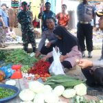 Kapolres Tapsel, AKBP Yasir Ahmadi, tampak membaur ke masyarakat dengan cara berbincang seputar harga dan ketersediaan bahan pokok dengan pedagang Pasar Tradisional Ujung Batu