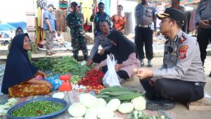 Membaur di Pasar, Kapolres Tapsel Berbincang bersama Pedagang