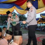Kapolres Tapsel, AKBP Yasir Ahmadi, memberi santunan ke para santri saat berkunjung ke Pondok Pesantren Al Imron Martujuan
