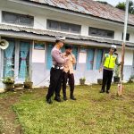 Kasat Lantas Polres Tapsel, AKP Dahnial Saragih, beri edukasi langsung ke salah satu siswa SMK Negeri 1 Angkola Timur terkait pentingnya penggunaan Helm SNI