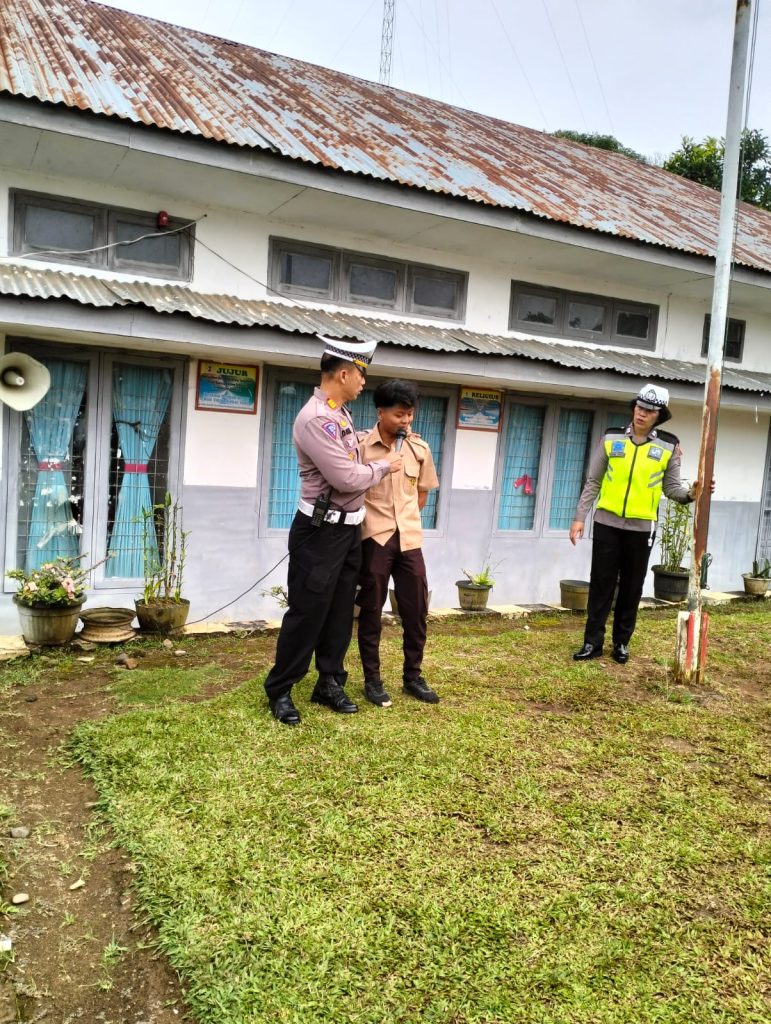 Kasat Lantas Polres Tapsel Sosialisasi Pentingnya Helm ke Siswa