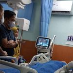 Pj Gubernur Sumut, Hasanuddin, saat menjenguk dan melihat langsung kondisi Sakira Nayla Lubis, bocah berusia 6 tahun asal Kota Padangsidimpuan usai jalani operasi lantaran sempat kritis akibat kepalanya terbentur sudut meja