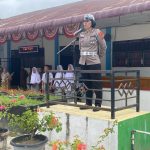 Kanit Kamsel Sat Lantas Polres Tapsel, Aiptu Kasianna Saragih, saat memberi sosialisasi dan penyuluhan ke para siswa SMA Negeri 1 Batang Angkola
