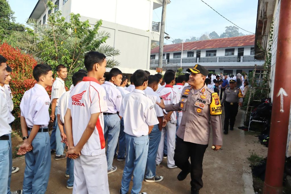 Kapolres Milenial, AKBP Dudung Setyawan Membaur Sembari Beri Pesan Kamtibmas ke Siswa