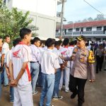 Kapolres milenial, AKBP Dudung Setyawan, membaur sembari memberi pesan-pesan Kamtibmas ke para siswa SMK Swasta Taruna Kota Padangsidimpuan