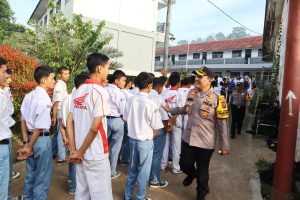 Kapolres Milenial, AKBP Dudung Setyawan Membaur Sembari Beri Pesan Kamtibmas ke Siswa