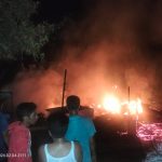 Kobaran api yang menyala-nyala membakar dua unit Rumah di Dusun II, Desa Bandar Hapinis, Kecamatan Muara Batang Toru, Kabupaten Tapsel