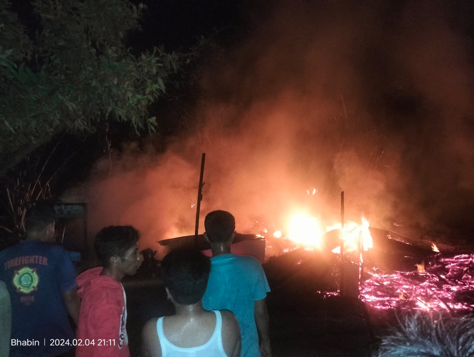 Kobaran api yang menyala-nyala membakar dua unit Rumah di Dusun II, Desa Bandar Hapinis, Kecamatan Muara Batang Toru, Kabupaten Tapsel