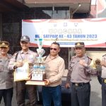 Penyerahan Piala bergilir pada perlombaan dalam rangka HUT Satpam ke-43 kepada PT AR sebagai Juara Umum dari Kapolres Tapsel, AKBP Yasir Ahmadi, yang diwakili, Waka Polres, Kompol Rahman Takdir Harahap