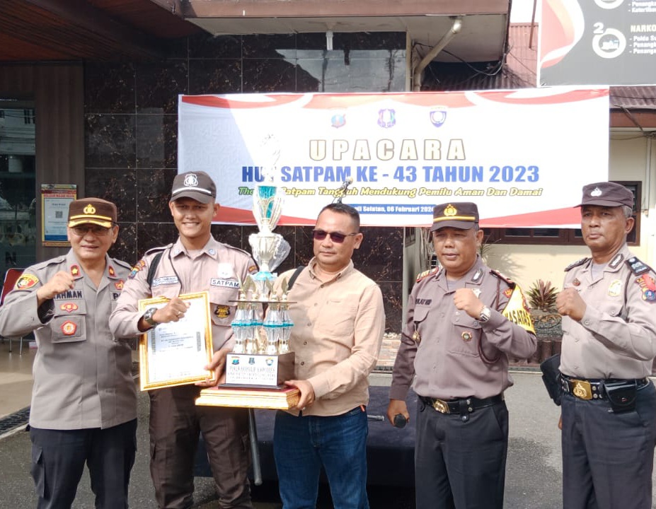 Penyerahan Piala bergilir pada perlombaan dalam rangka HUT Satpam ke-43 kepada PT AR sebagai Juara Umum dari Kapolres Tapsel, AKBP Yasir Ahmadi, yang diwakili, Waka Polres, Kompol Rahman Takdir Harahap