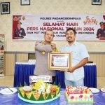 Ketua SMSI Padangsidimpuan, Khairul Arief (kanan), menganugerahi Piagam penghargaan ke Kapolres, AKBP Dudung Setyawan, SH, SIK, MH (kiri), pada momen Hari Pers Nasional tahun 2024