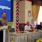 Kasat Lantas Polres Tapsel, AKP Dahnial Saragih, saat memberi paparan terkait tertib berlalu lintas di hadapan Sekda, Pimpinan OPD, maupun pegawai pemerintah