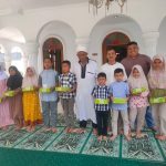 Sat Reskrim saat memberi santunan dan nasi kotak ke anak yatim di Masjid Bhayangkara Polres Tapsel dalam rangka Jumat Berkah
