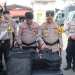 Kapolres Tapsel, AKBP Yasir Ahmadi, saat mengecek kesiapan kelengkapan peralatan personel Dalmas