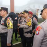 Kapolres Tapsel, AKBP Yasir Ahmadi, saat cek kelengkapan dan kesiapan isi tas para Perwira yang akan bertugas melaksanakan Pam TPS pada Pemilu mendatang