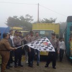 Bupati Tapsel, Dolly Pasaribu, saat melepas atau memberangkatkan surat suara ke seluruh PPK yang dikawal ketat personel Polres Tapsel dan lainnya