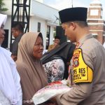 Kapolres Tapsel, AKBP Yasir Ahmadi, memberi santunan kepada masyarakat Pra Sejahtera yang juga jamaah Tabligh Akbar dalam rangka memperingati Israk Mikraj Nabi Muhammad SAW 1445 Hijriah