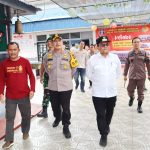 Kalapas Kelas IIB Padangsidimpuan, Japaham Sinaga, menyambut kunjungan Pj Wali Kota Dr Letnan Dalimunthe, Kapolres AKBP Dudung Setyawan, Kajari Dr Lambok MJ Sidabutar, Danyonif 123/Rajawali Letkol Inf Emick Chandra Nasution, dan unsur Forkopimda lainnya di TPS khusus