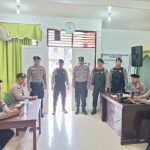 Kanit Reskrim Polsek Sipirok, Ipda Ahmad Juli Nasution, bersama personel Dalmas Sat Samapta Polres Tapsel saat mengawal ketat Kantor PPK