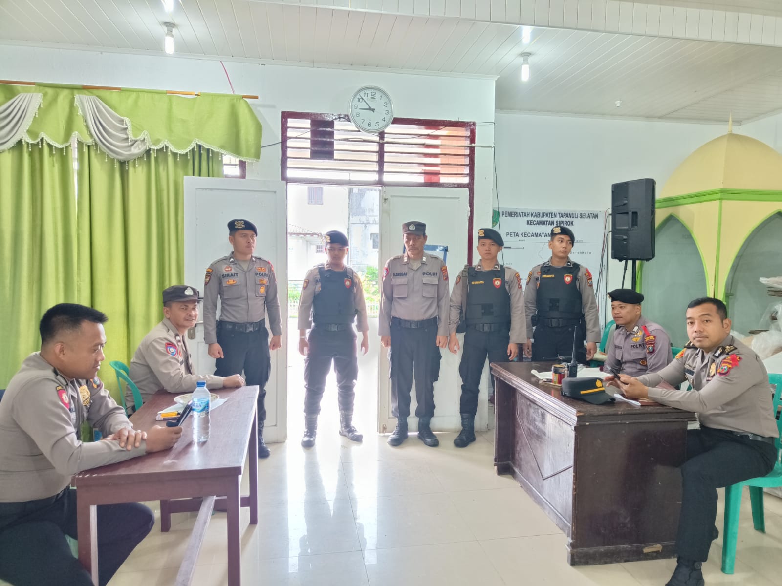 Kanit Reskrim Polsek Sipirok, Ipda Ahmad Juli Nasution, bersama personel Dalmas Sat Samapta Polres Tapsel saat mengawal ketat Kantor PPK