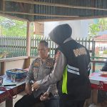 Personel Dokkes saat melakukan pemeriksaan kesehatan ke Perwira Polres Tapsel, Iptu Edi Sofyan Nasution, saat bertugas Pam Kantor PPK usai Pemilu
