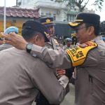 Kapolres Tapsel, AKBP Yasir Ahmadi, diwakili Kabag Ops, Kompol Sisworo, saat melepas personel BKO Poldasu usai pengamanan Pemilu