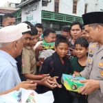 Sosok Polisi murah hati bernama AKBP Yasir Ahmadi, Kapolres Tapsel, yang berbagi ratusan nasi kotak seusai salat Jumat di Masjid