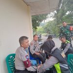 Si Dokkes Polres Tapsel saat menggelar pemeriksaan kesehatan terhadap petugas Pam di Kantor PPK Angkola Selatan
