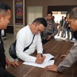 Kapolres Tapsel, AKBP Yasir Ahmadi, didampingi Plh Kasi Humas, Brigadir Erlangga Gautama Nasution, menyaksikan penandatanganan kesepakatan dan persetujuan antara PT SAE dan Karyawan yang sempat terjadi mogok kerja