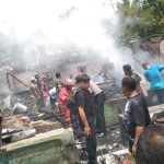 Upaya pemadaman api yang dilakukan di dua unit Rumah yang terbakar