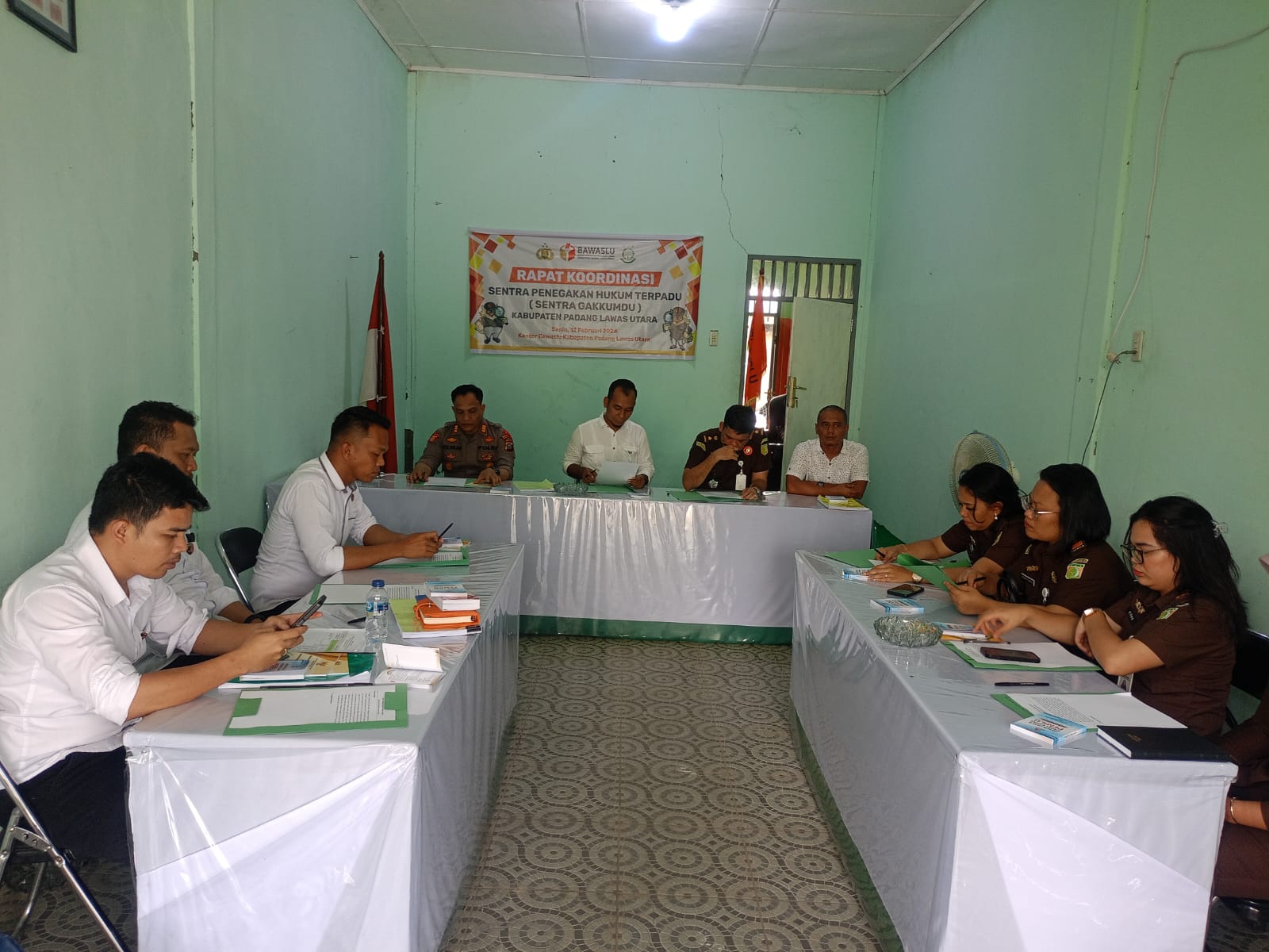 Suasana Rapat pembahasan pertama Sentra Gakkumdu Paluta terkait dugaan pelanggaran Pemilu
